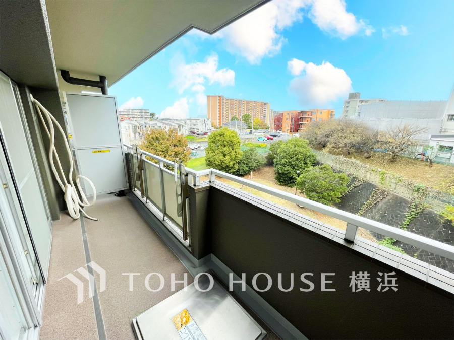 気持ちのいい空が見渡せるバルコニー。爽やかな風を感じて、心躍る素敵な暮らしがはじまります。
