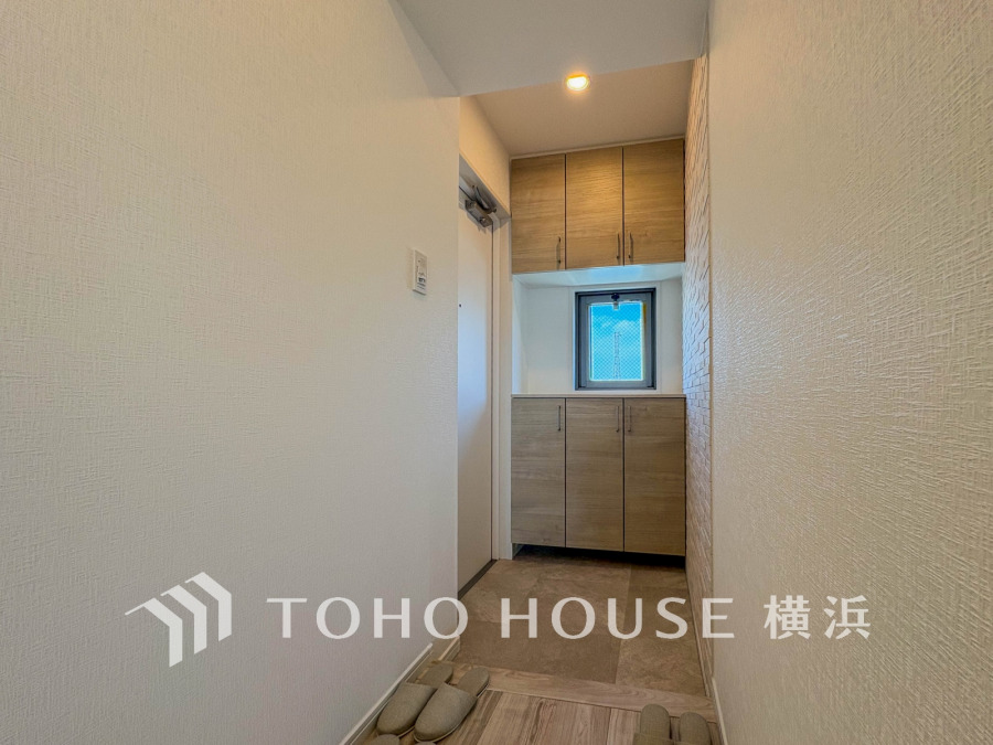 居住者の帰り、訪れる方を優しく迎える・安らぎに満ちた生活空間を予感させる。健やかな暮らしを楽しめそう。