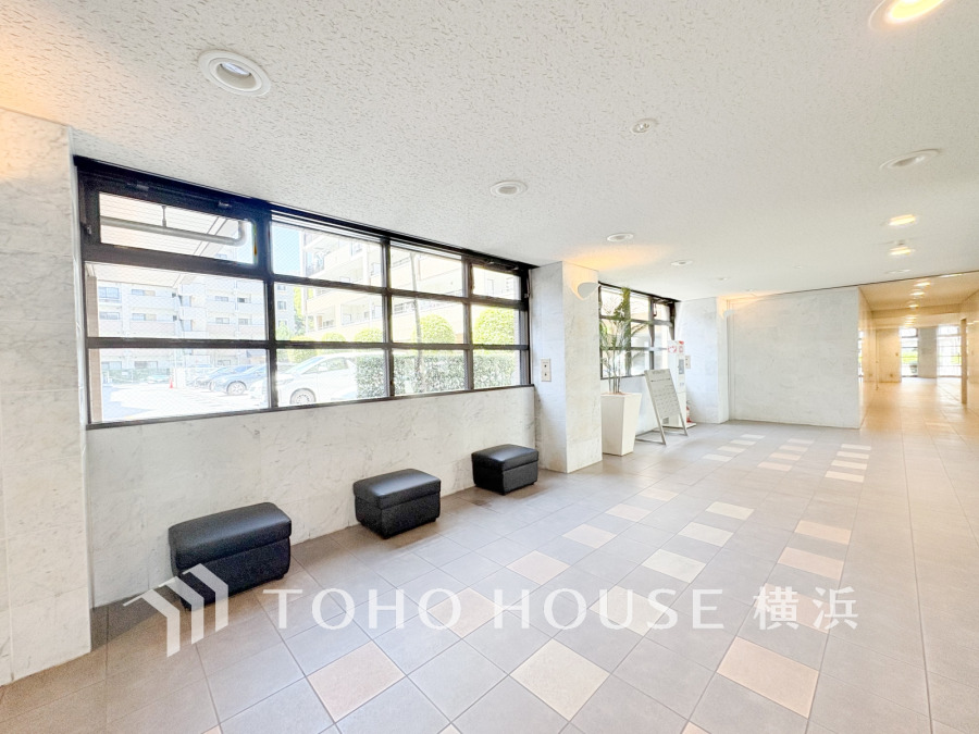 明るく開放的なエントランスホール。ゆったりとしたスペースで訪れる人を温かく迎えます。