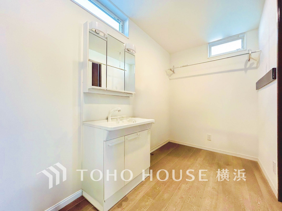 十分な大きさの洗面台は、身だしなみチェックや歯磨きなど、朝の慌ただしい時間でも余裕とゆとりを感じて頂けます。