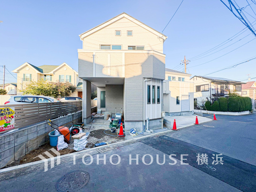 閑静な住宅街に立つ、陽当たり良好な新築一戸建て。駐車スペースや庭の施工中です。