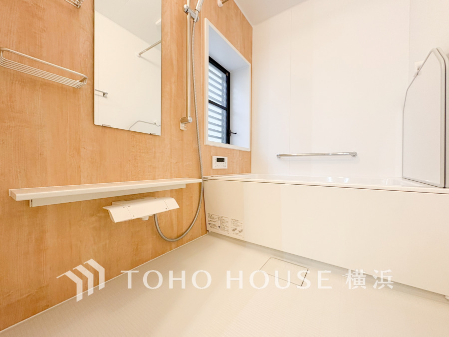 心地よいリラックスを叶える清潔感溢れる美しい空間。快適で機能的なバスルームです。
