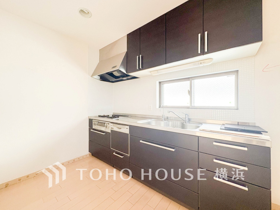 【2025年10月撮影】家事動線やリビングとのつながりに配慮し、食事の準備や片付けなどの家事を楽しくするキッチンスペースに仕上げます。11月にリフォーム完了予定です。