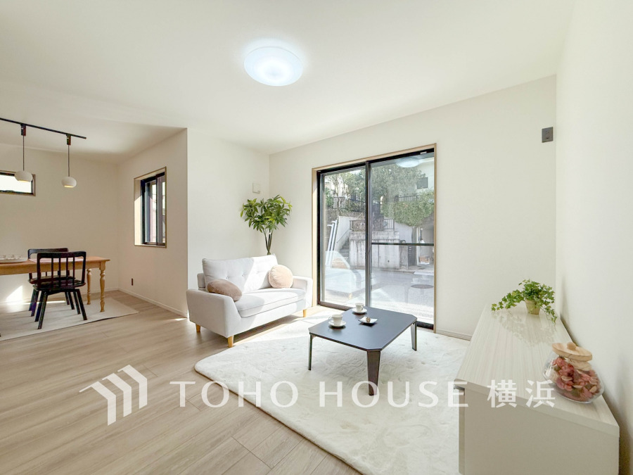 明るく開放的な空間が広がるLDK。室内には豊かな陽光が注ぎ込み、爽やかな住空間を演出。
