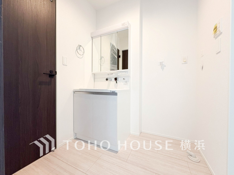 ゆったり落ち着いてお使い頂ける広さと収納を確保した洗面室。
