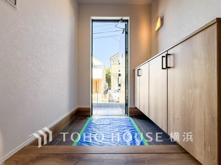 明るく開放感のある玄関スペース。大容量のシューズ収納で整理整頓もスムーズに行えます。