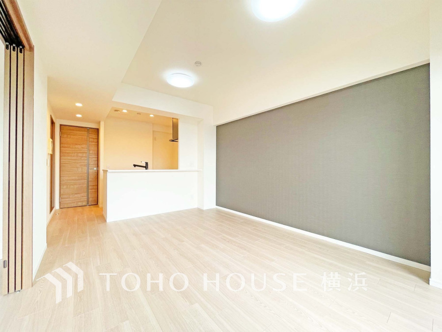 家族みんなが爽やかに健やかに過ごせるように、溢れる光をたっぷり取り込んだリビングダイニング。集いの場、憩いの場としての快適性を求めたやすらぎの空間です。