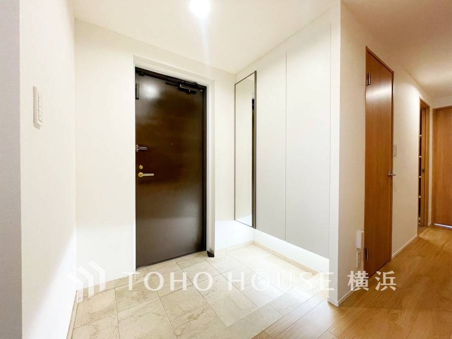 上質感漂う玄関と廊下。居住者の帰り、訪れる方を優しく迎える・安らぎに満ちた生活空間を予感させる。健やかな暮らしを楽しめることでしょう。