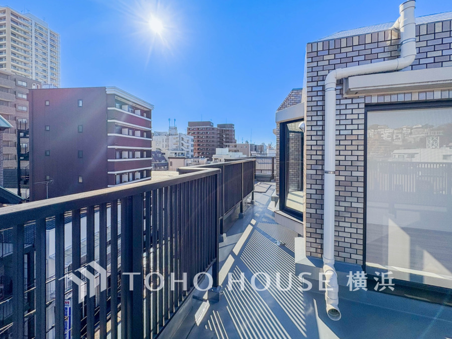 陽光が降り注ぐ広々としたバルコニー。開放感あふれる眺望と快適な都市生活を実現します。