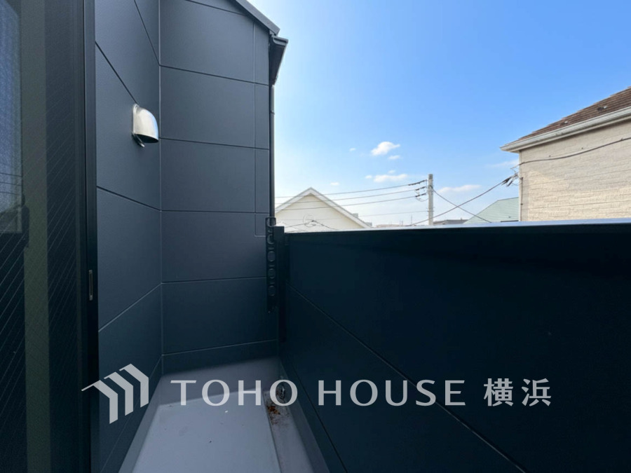 暮らしの中で光と風を演出してくれるバルコニー。南に面し、陽光が燦々と降り注ぎます。お布団もお洗濯物もたくさん乾きそうです。ぜひ現地で陽当りの良さをご確認ください。(2025年10月撮影)