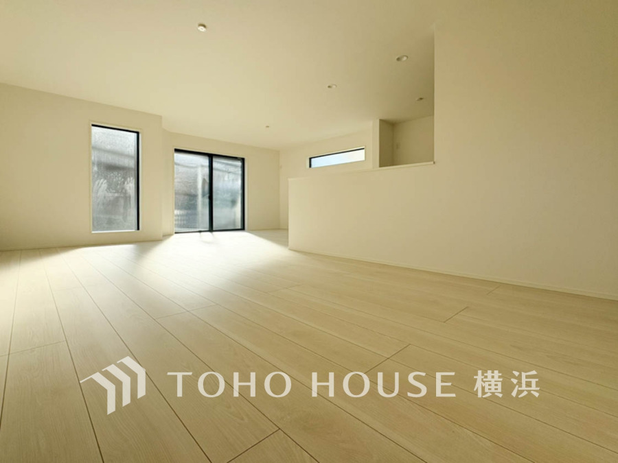 明るい光が差し込む、広々としたナチュラルテイストのリビング空間。開放感あふれる快適な住まいです。