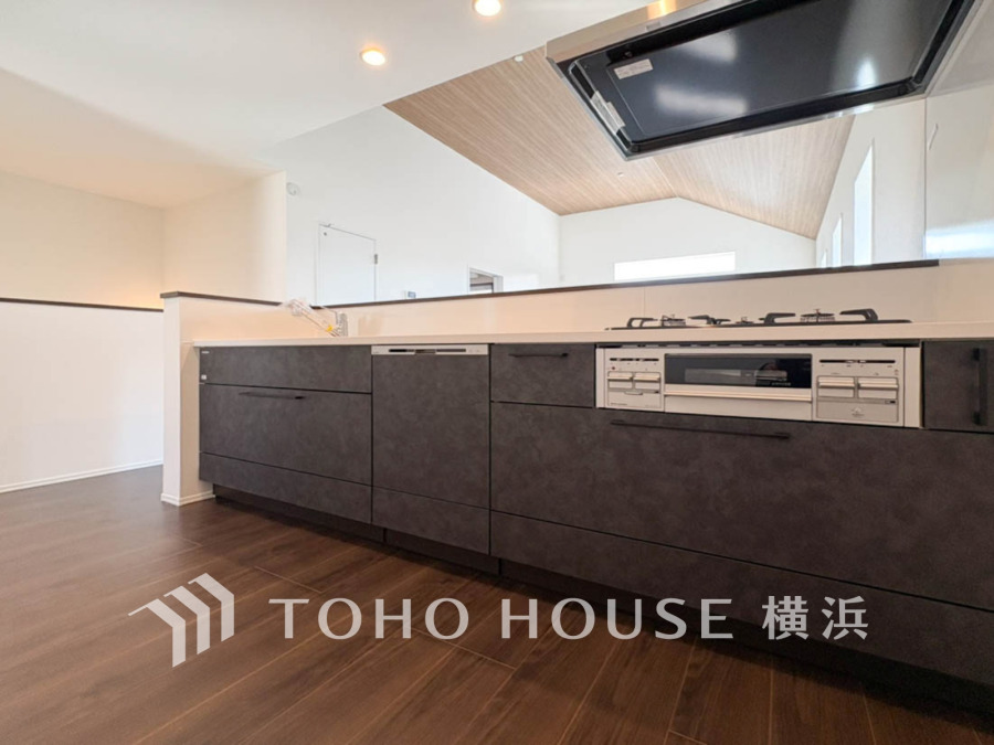 家事動線やリビングとのつながりに配慮し、食事の準備や片付けなどの家事を楽しくするキッチンスペースに仕上げました。毎日使う場所だから気持よく使えて、居心地の良い空間に。