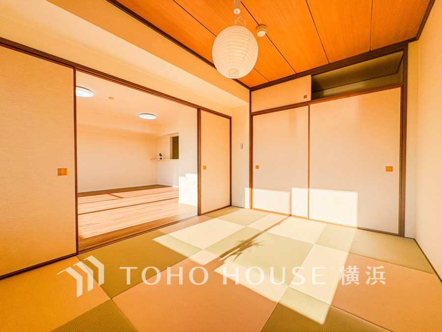 陽光が差し込む和室は、畳の温もりと広々とした空間でくつろぎのひとときを演出します。収納も充実。