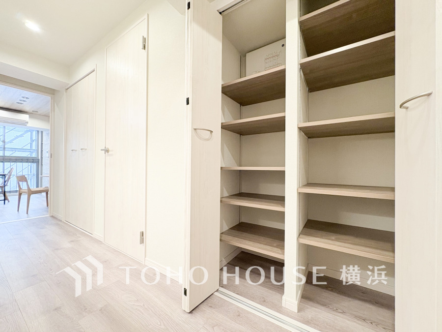 廊下には豊富な収納を設置しています。
