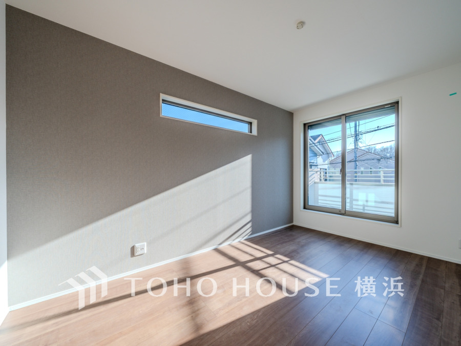 バルコニーに面した明るい洋室。穏やかな陽射しが、ゆったりとした寛ぎの時間を包みます。
