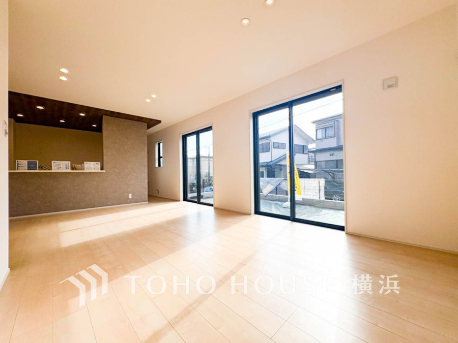 陽光が差し込む広々リビング。開放的な窓と落ち着いたアクセントクロスが魅力の空間です。