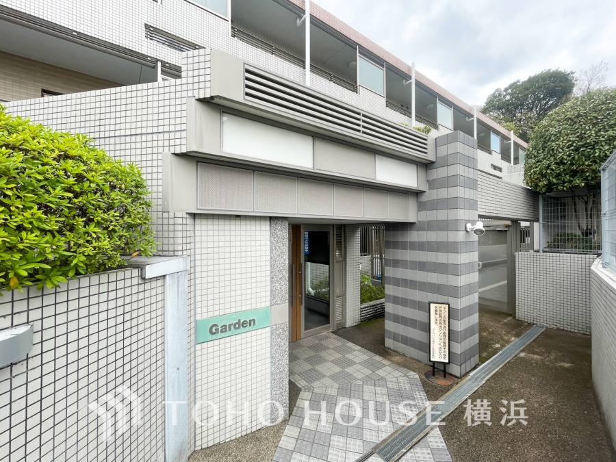 爽やかな青空の下に贅沢なほどに降り注ぐ陽光、豊かな居住性と、クオリティが見事に調和した住空間は、住まうことの喜びを感じさせてくれます。