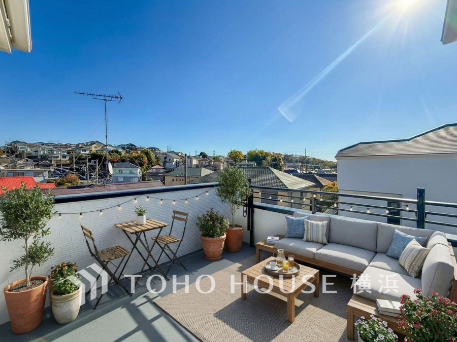 開放感あふれるルーフバルコニーで、陽光と風を感じながらくつろげる贅沢なアウトドアリビング空間です。（家具はAI加工です）