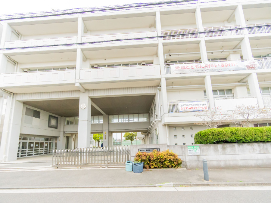 横浜市立神奈川中学校…約930ｍ
