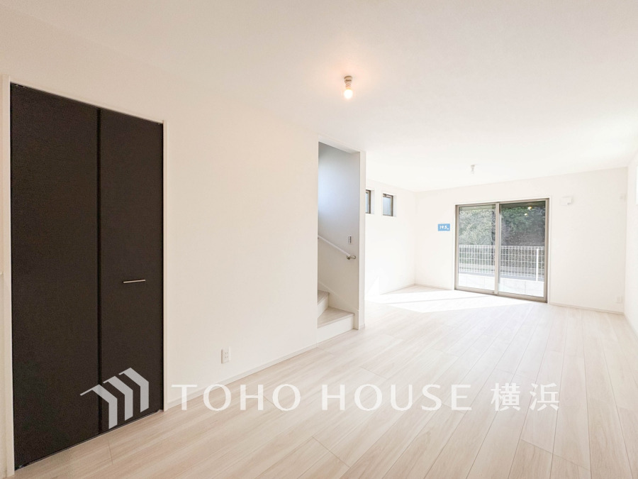 家族みんなが爽やかに健やかに過ごせるように、溢れる光をたっぷり取り込んだリビングダイニング。集いの場、憩いの場としての快適性を求めたやすらぎの空間です。