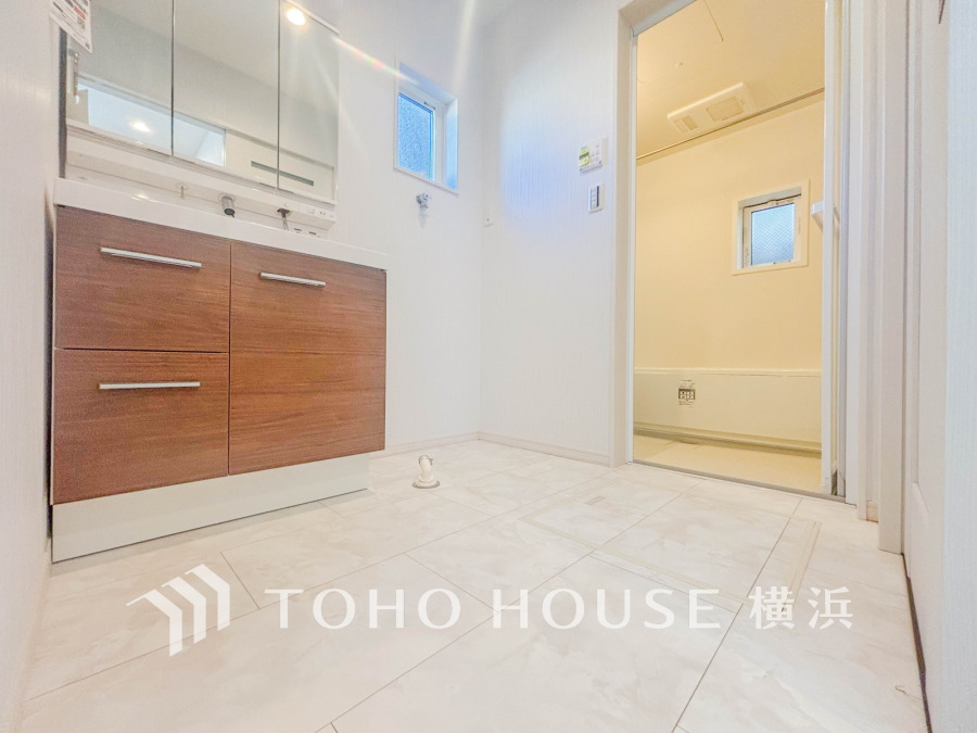 脱衣スペースを含む空間はゆとりの広さを設け、また洗面化粧台にも収納スペースを設ける事により、散らかりやすい洗面スペースをスッキリ保てます。