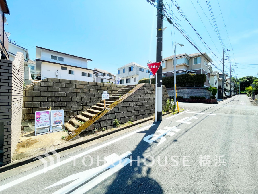 前面道路から一段上がった土地で高いプライバシー性も確保しています