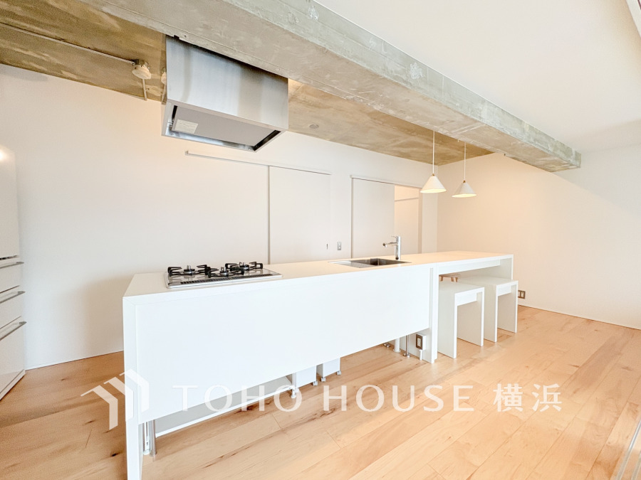 スタイリッシュな白を基調とした対面キッチン。開放感あふれる空間で家族の会話も弾みます。