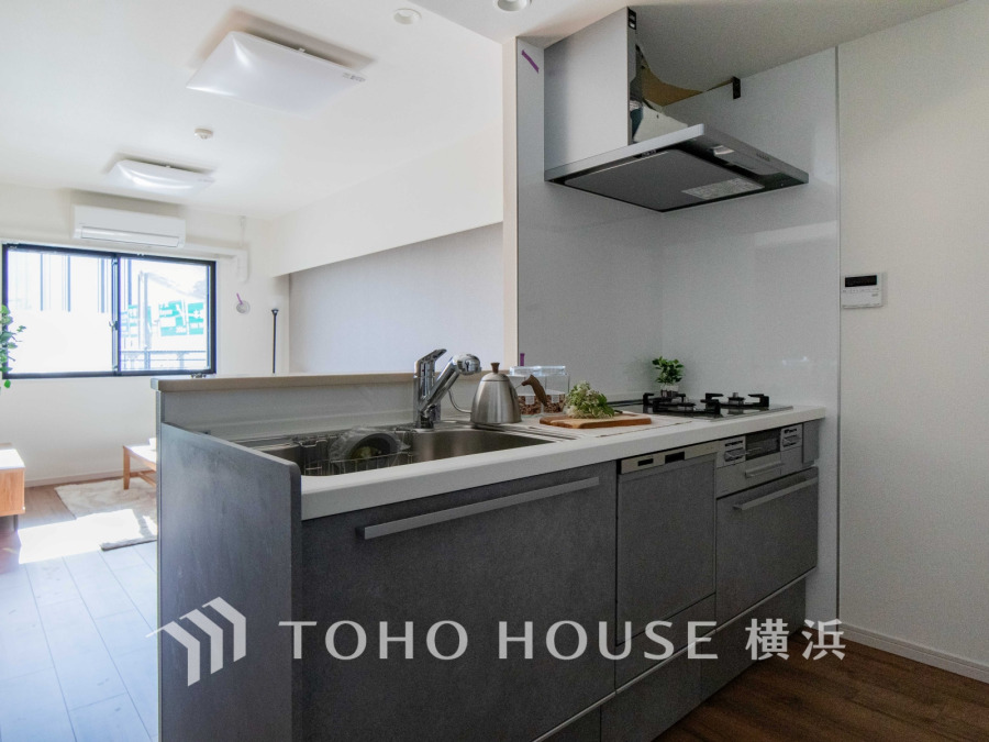 スタイリッシュな対面キッチンを採用。キッチンからリビングが見渡せるので、お子様を安心して遊ばせながら家事ができますね！リビング学習をするお子様にも声がかけやすい自然な距離感です。