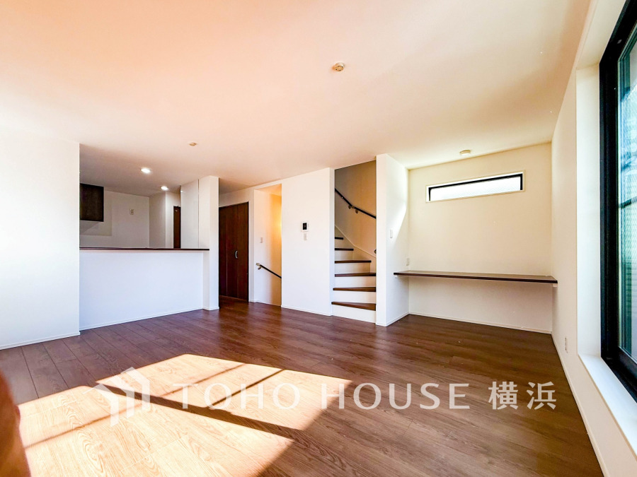 明るく開放的な空間が広がるLDK。室内には豊かな陽光が注ぎ込み、爽やかな住空間を演出。ホームパーティーでもゲストと一緒に料理を楽しみながら楽しい時間を過ごせそう。