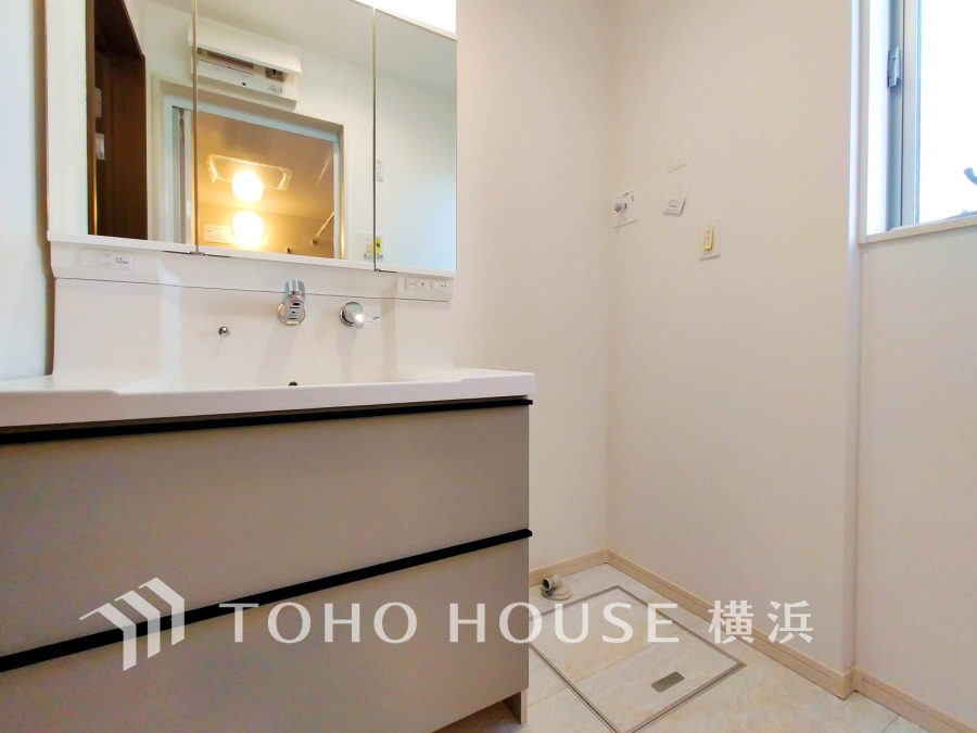 十分な大きさの洗面台は収納もさる事ながら、身だしなみチェックや歯磨きなど、朝の慌ただしい時間でもホテルライクなスペースで余裕とゆとりを感じて頂けます。