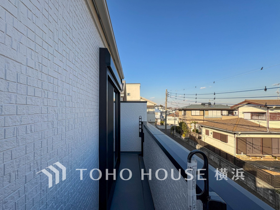 たっぷりの陽光が差し込むバルコニー。健やかな暮らしを守る太陽の恵みを存分に享受できます。爽やかな風と暖かな陽射しが紡ぐハーモニーが日々の暮らしのBGMになることでしょう。