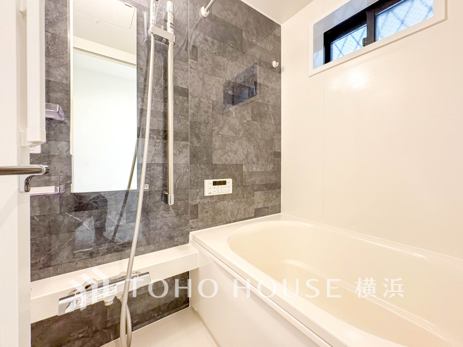 1日の疲れを癒すバスルームは、心地よいリラックスを叶える清潔感溢れる美しい空間です。心からゆったりと寛いでいただけるよう、ゆとりのスペースを確保してます。