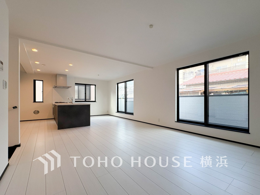 開放的な広さと2面採光がもたらす、光溢れ豊かな居住空間はこの住まいのクオリティを感じさせてくれます。豊かな時間が流れるこの場所に暮す喜び