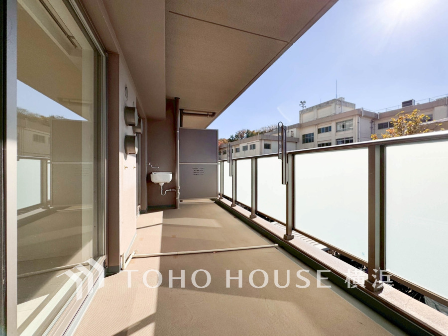 たっぷりの陽光が差し込むバルコニー。健やかな暮らしを守る太陽の恵みを存分に享受できます。爽やかな風と暖かな陽射しが紡ぐハーモニーが日々の暮らしのBGMになることでしょう。