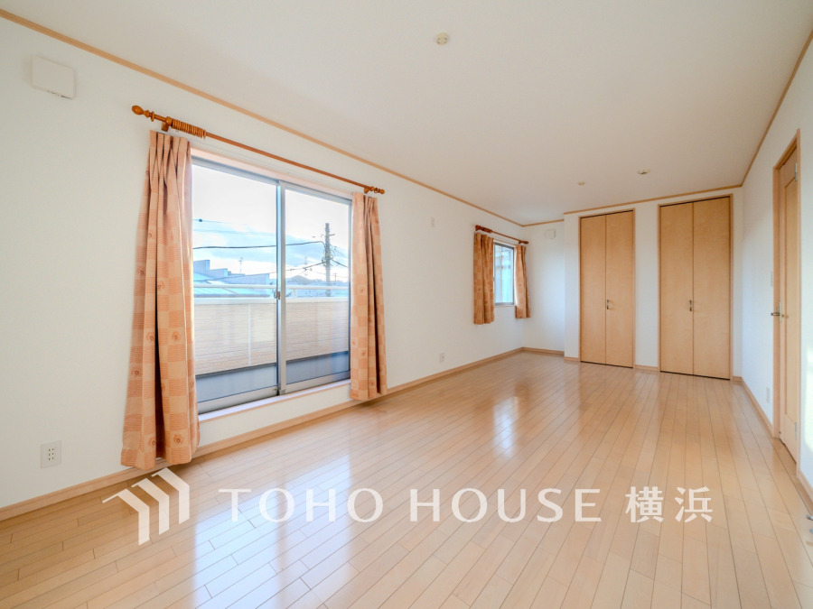 大きな窓から光が差し込む明るい洋室。12.3帖の広々とした大空間です。