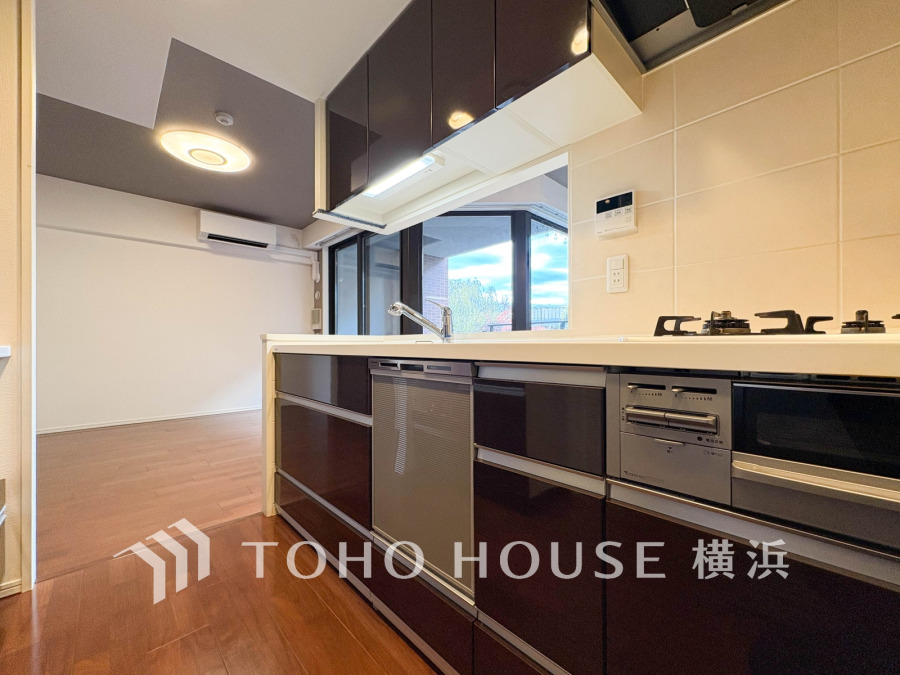 スタイリッシュな対面キッチンを採用。キッチンからリビングが見渡せるので、お子様を安心して遊ばせながら家事ができますね！リビング学習をするお子様にも声がかけやすい自然な距離感です。