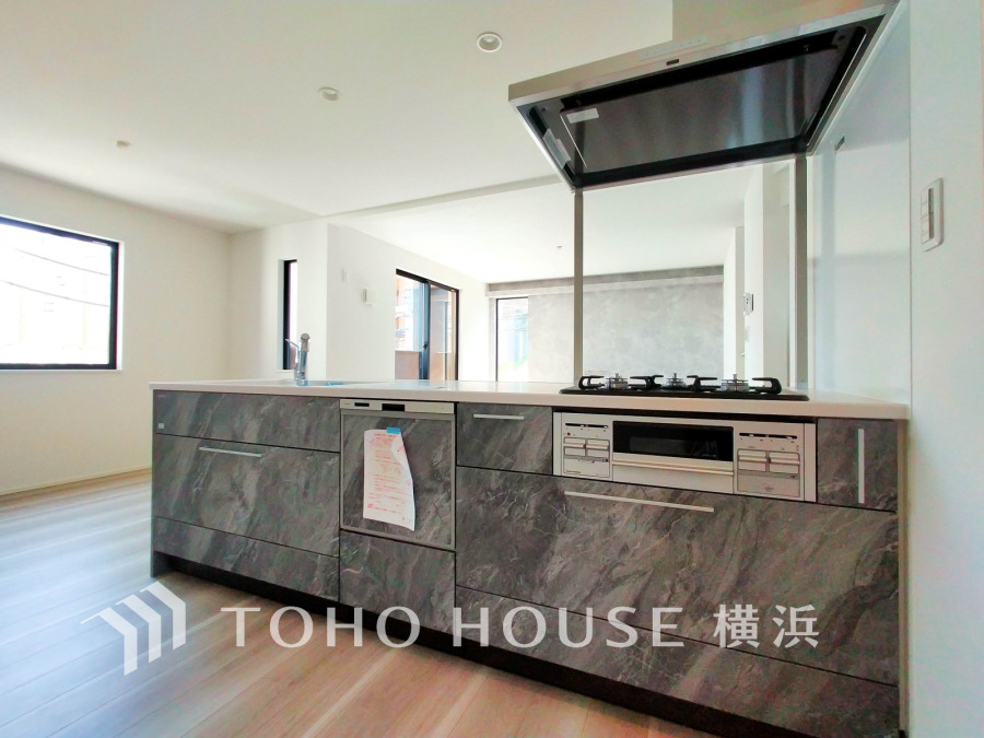 多彩な機能と洗練された美しいデザイン、細やかな優しさが毎日を演出します。プライベートスペースを彩るインテリアとしての美と、快適な日常を支える機能性と強さが一つになったキッチン。