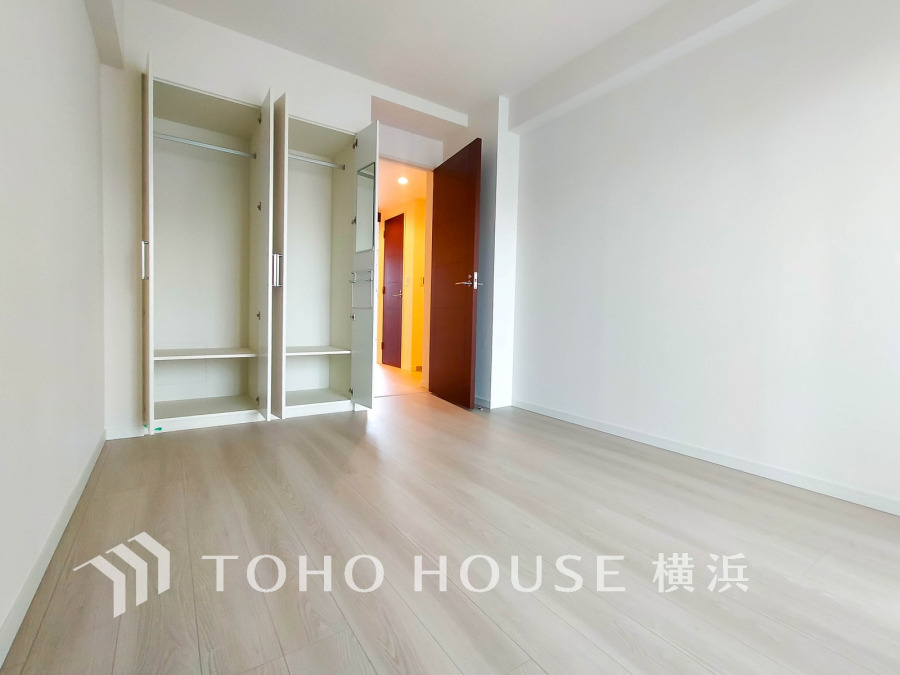 シンプルで明るい室内に大容量クローゼットを備えた居室。収納力と使いやすさが両立しています。