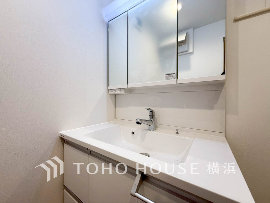 洗面台には三面鏡を採用。身だしなみを整えやすい事はもちろんですが、鏡の後ろに収納スペースを設ける事により、散らかりやすい洗面スペースをすっきりさせる事が出来るのも嬉しいですね。