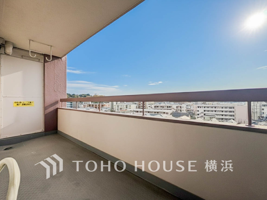 開放感あふれるバルコニーからは、爽やかな青空と街並みが一望でき、くつろぎの時間を演出します。