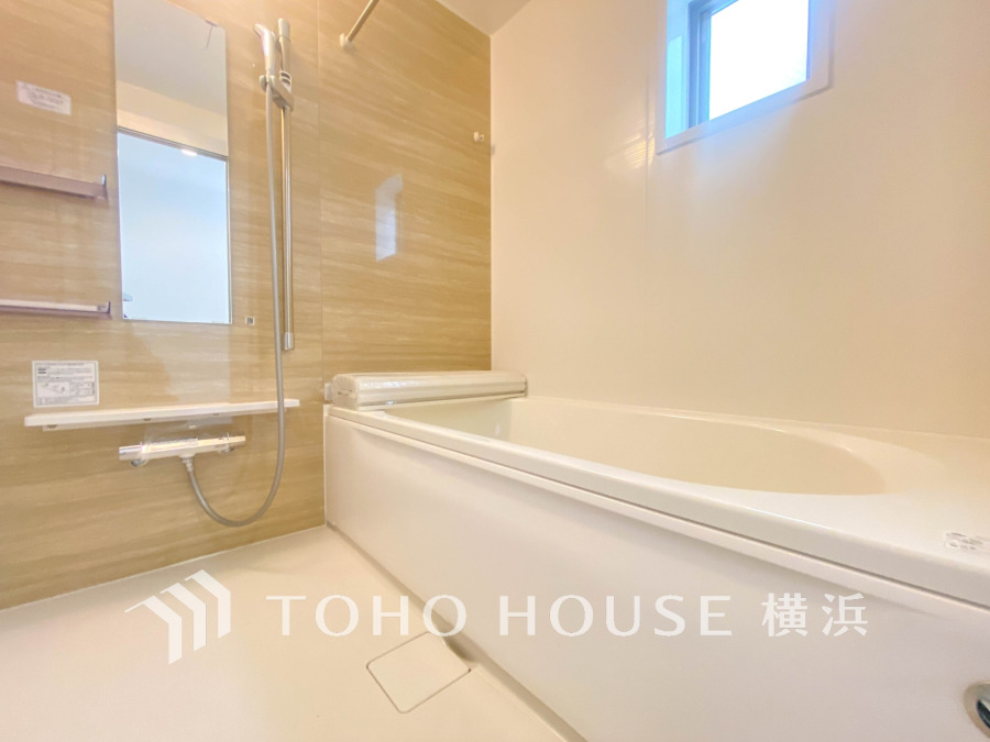 1日の疲れを取り心身を癒すことができる住まいの中のリラクゼーション空間、バスルーム。心からゆったりと寛いでいただけるよう、柔らかな色合いで仕上げています。