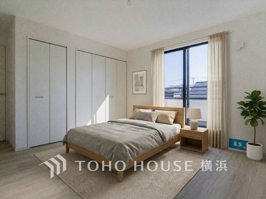 明るい窓から自然光が差し込む、シンプルで落ち着いたデザインの8.5帖の寝室です。収納も充実しています。（装飾品はAI家具です）
