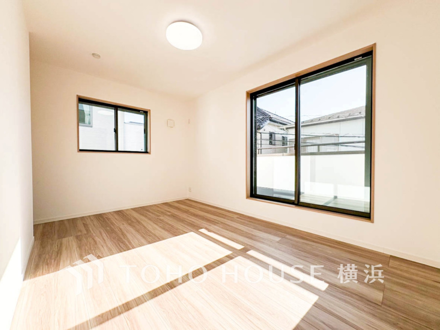 大きな窓からたっぷりと陽光が注がれる明るい空間。家族の成長に対応できる永住仕様の間取り。一日の疲れをいやしてくれる主寝室。時を忘れて過ごす場所として過ごせるお部屋