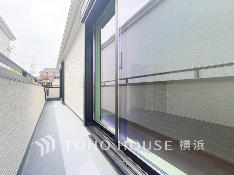 開放感いっぱいの眺望と共に光と風を享受するバルコニー。緑豊かな景観を眺めることができます。