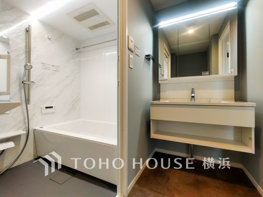 清潔感のある洗面＆バスルーム。多彩な機能が備えられたリフレッシュ空間です。
