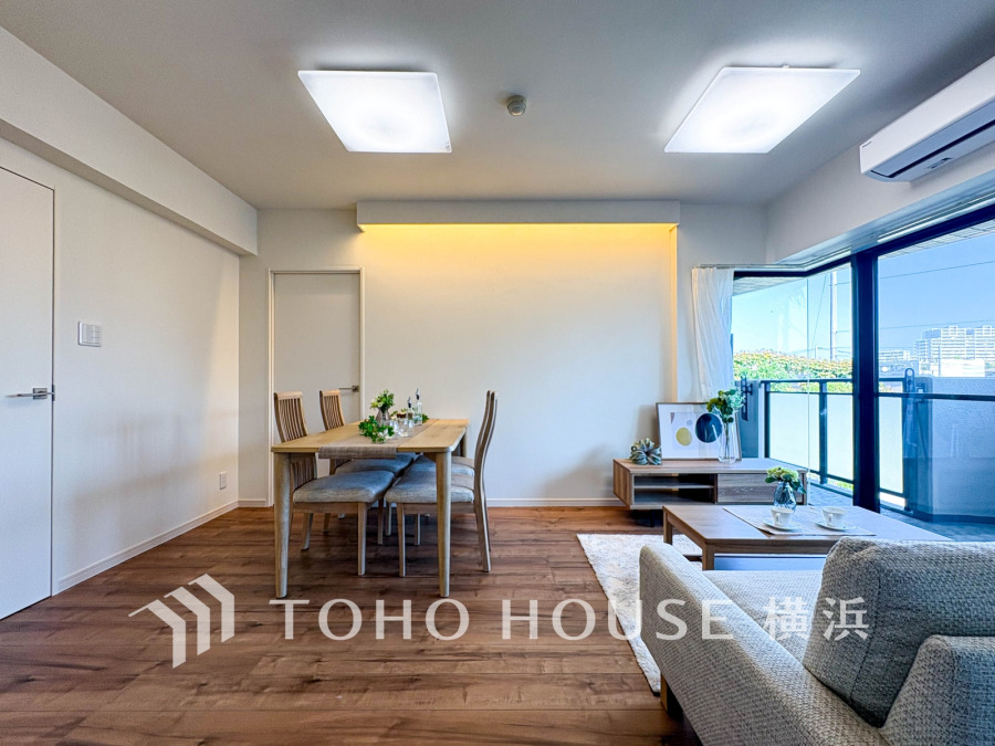 柔らかな色合いのフローリングと清潔感の溢れるクロスが明るい空間を創り出しているリビングダイニング。憩いの場に相応しく、ここで楽しむ家族の時間が絆をより深めてくれそうです。