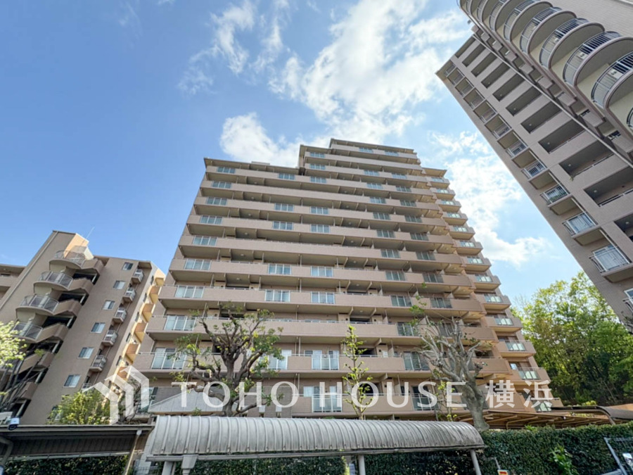 鮮やかな青空がよく似合うスタイリッシュな建物。時代が移り変わっても飽きのこないデザインは、世代を超えて永く住み継ぎたくなる、そんなお住まい。