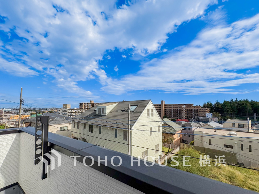 開放感があり、遮るものもなく気持ちのいい景色が広がります。お部屋にも爽やかな風と暖かく柔らかな日差しが差し込み、毎日の暮らしを豊かに彩ります。