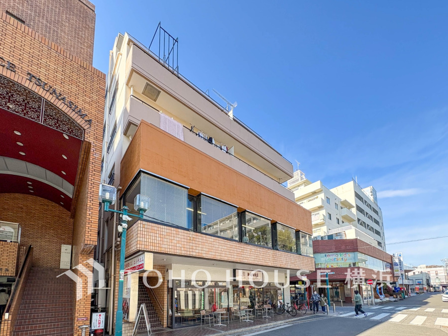 駅近で利便性の高い立地にある、商業施設併設の6階建てビル。周辺には飲食店や商店が充実しています。