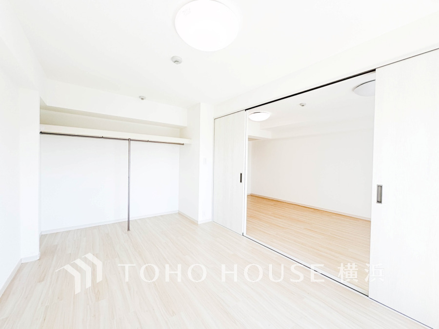大きな窓からは快適な光を取り入れ、通気性能を上げる事で居心地の良い空間を演出します。多くの時間を過ごす住まいだからこそ、いつも快適な場所であるように心掛けています。